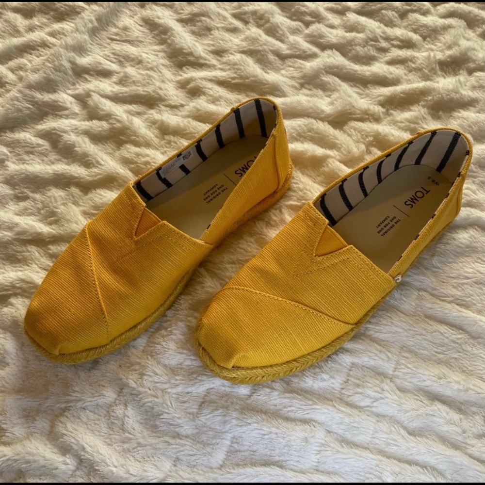 New Women’s TOMS flat shoes